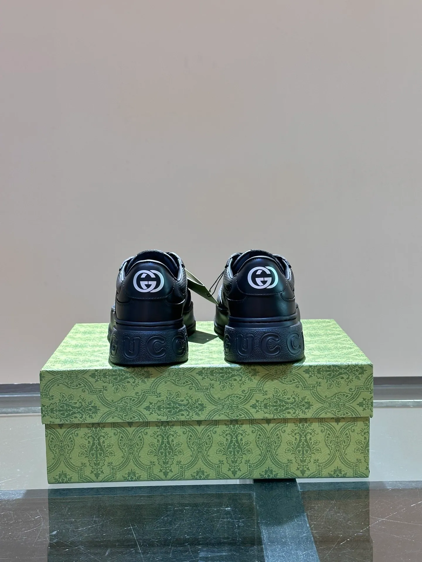 P680 Gucci men's thick-soled biscuit shoe sneakers. This sneaker adopts a thick-soled structure and cleverly uses the three elements of appearance design, color matching and material to show a retro style. The shoes are made of Demetra, a black sustainable material containing at least 70% renewable plant raw materials (viscose fiber, wood pulp, bio-based polyurethane), with a rubber sole. The Gucci web print adds a signature touch to this piece. Thick soles add 5cm to your height and instantly enhance your aura when worn!  Size: 38-44 (38 45 customized)